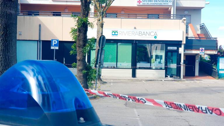 Cattolica, assalto con l’esplosivo al bancomat, braccio amputato ad un ladro residente a Forlì: “Con la mano sinistra si teneva il moncone del braccio destro” VIDEO GALLERY