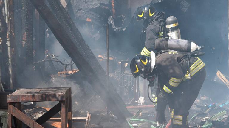 Rimini, incendio distrugge un capanno e danneggia un edificio vicino GALLERY