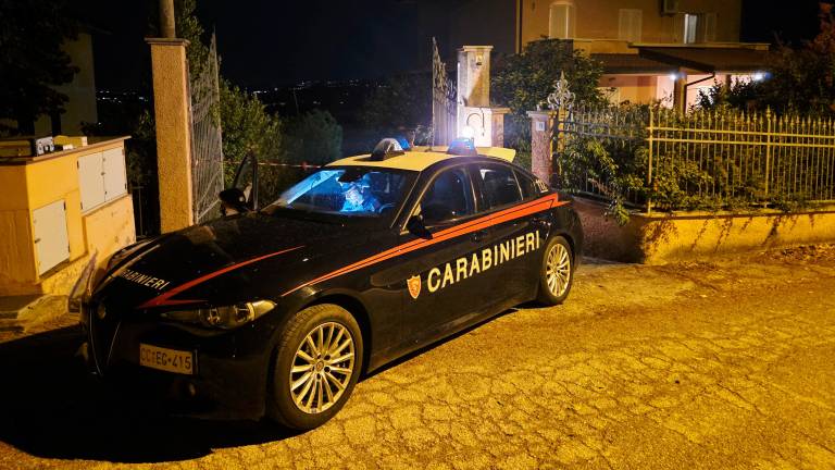 I carabinieri davanti alla villetta (foto Manuel Migliorini)