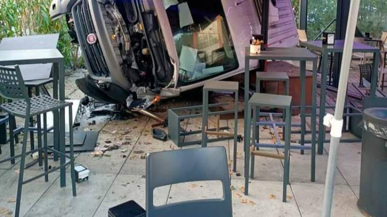 Faenza, perde il controllo del furgone e finisce nel gazebo del bar durante l’ora della colazione