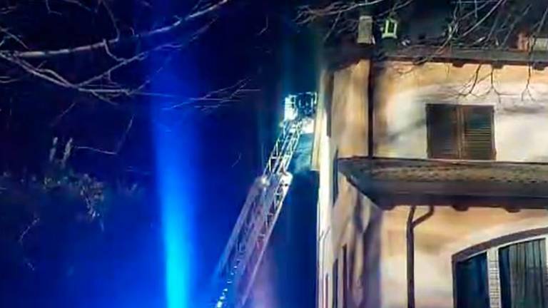 Forlì, incendio in una villetta. Un piano dichiarato inagibile VIDEO