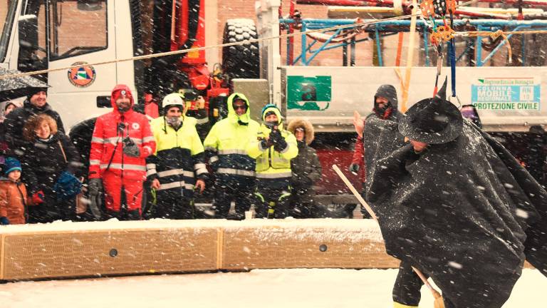 Rimini. La Befana dei pompieri in piazza Malatesta. FOTOGALLERY Migliorini