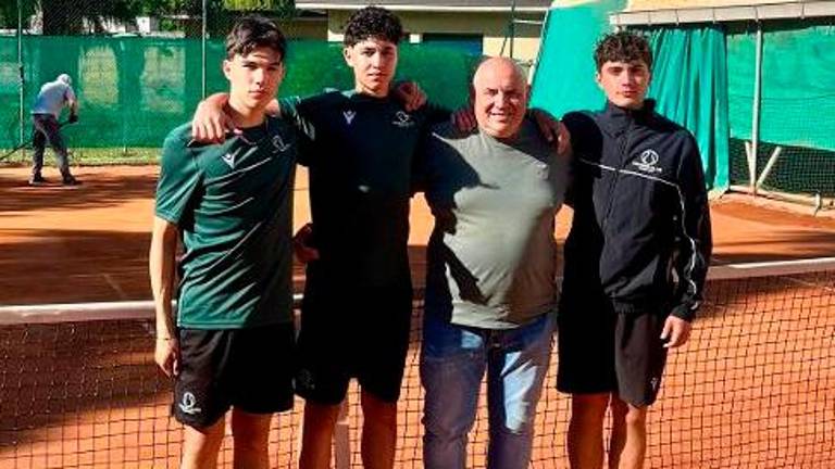 L’Under 18 del Tc Viserba con il dirigente Marco Paolini