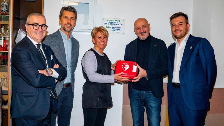 Imola, un defibrillatore alla stazione grazie a Bcc Ravennate Forlivese e Imolese