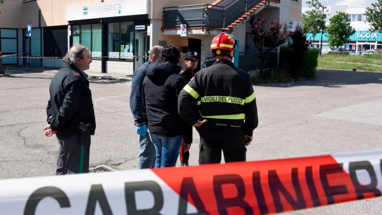 Cattolica, assalto con l’esplosivo al bancomat, braccio amputato ad un ladro residente a Forlì: “Con la mano sinistra si teneva il moncone del braccio destro” VIDEO GALLERY