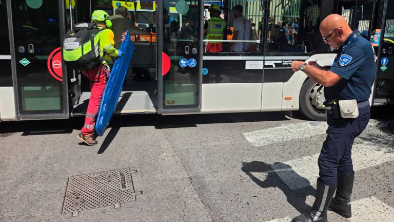 Viserba, incidente: il bus si schianta contro l’auto dei Carabinieri, 5 feriti VIDEO GALLERY