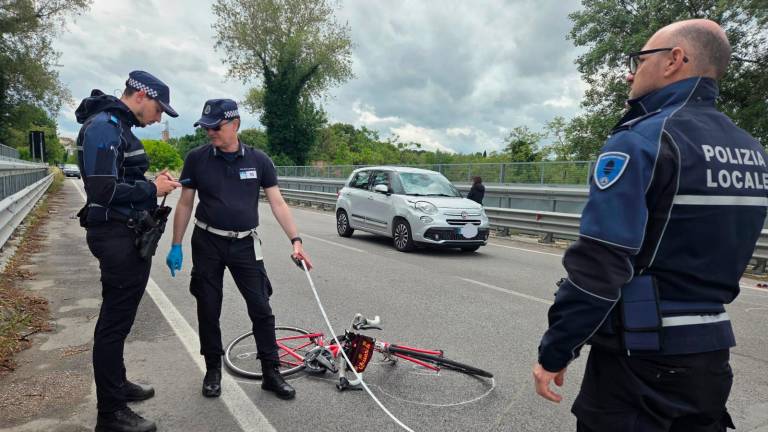 Cattolica, incidente: gravissimo ciclista travolto da un’auto