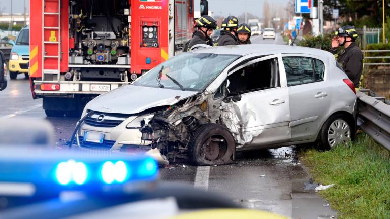 Santarcangelo, incidente: terribile frontale sulla via Emilia, camion si ribalta e finisce nel fosso, una donna all’ospedale - VIDEO GALLERY