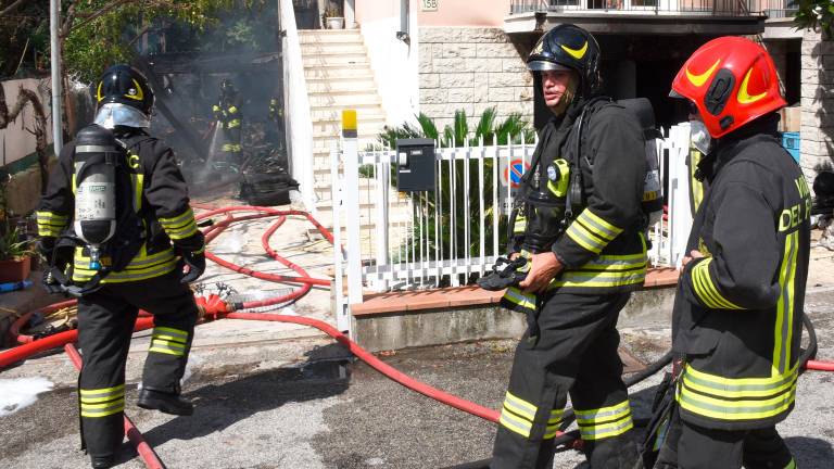 Rimini, incendio distrugge un capanno e danneggia un edificio vicino GALLERY