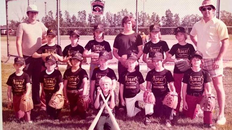 Chris (il primo in ginocchio da destra) e Roberto (il secondo in piedi da sinistra) nella squadra di baseball quando erano bambini