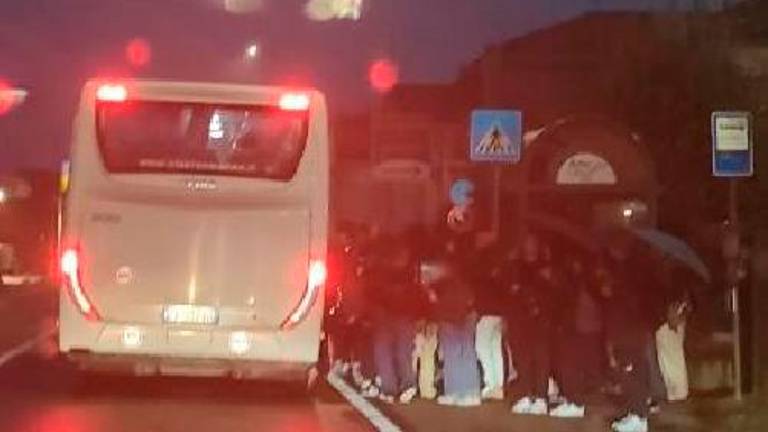Un’immagine del Bus 162 alla fermata di Mezzano, in piazza della Repubblica, di giovedì 19 ottobre