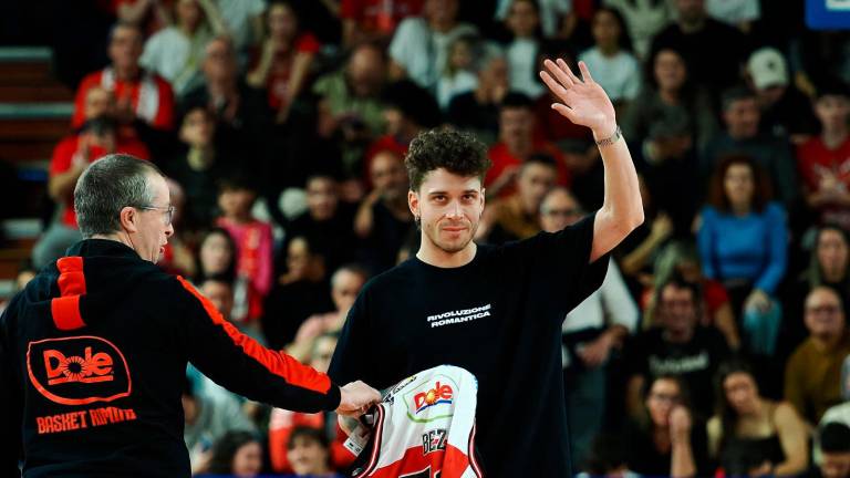 Marco Bezzecchi riceve la maglia ufficiale della Dole Basket Rimini dalle mani di coach Paolo Carasso (foto Tommaso Morosetti)