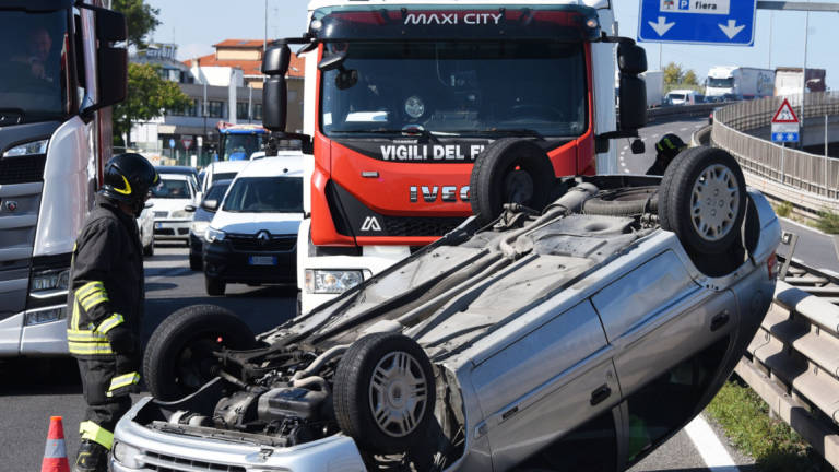 Rimini, pauroso incidente: si ribalta con l'auto sull'Adriatica, conducente illeso ma traffico in tilt - Gallery