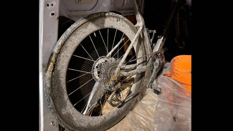 La bici incidentata (Foto postata su Facebook dal padre di Lorenzo)