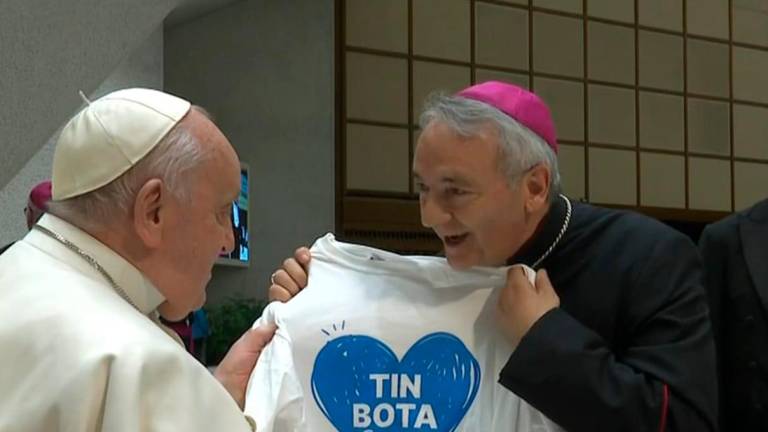 Forlì. Il vescovo Corazza incontra il Papa e gli regala la maglietta “Tin Bota”