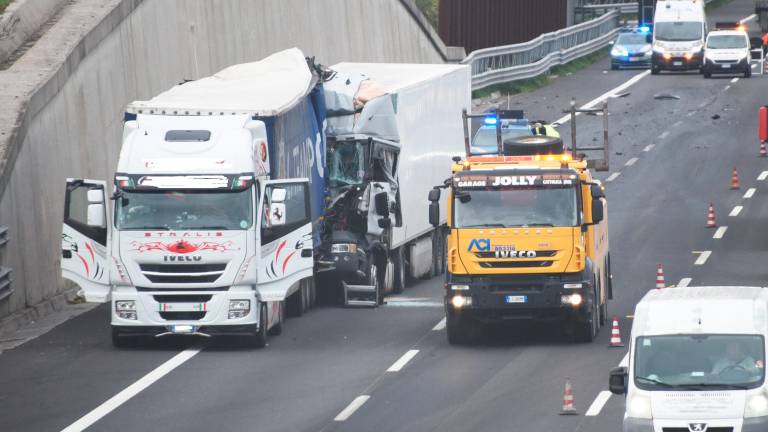 Rimini, incidente in A14: grave camionista dopo un tamponamento tra mezzi pesanti