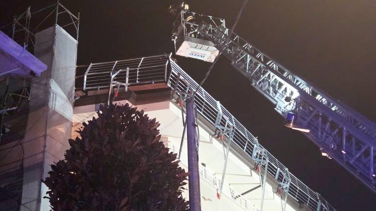 Riccione, incendio nel tetto del condominio