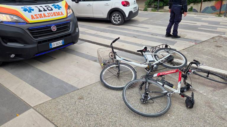 Le due biciclette dopo lo scontro (Fotoservizio Manuel Migliorini)