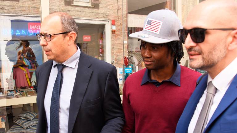 Delitto Pierina, Louis: “Ringrazio quanti mi hanno sostenuto, specialmente le mie mogli. Resto in Italia”. Ma cambierà casa VIDEO