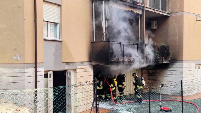 Rimini, auto in fiamme in un garage in via Covignano - Gallery