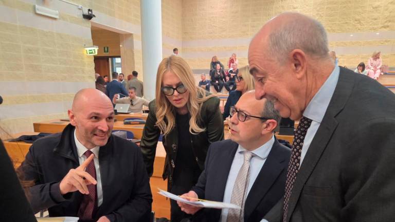 La criminologa Roberta Bruzzone oggi in aula con i legali di Louis Dassilva (foto e video Migliorini)