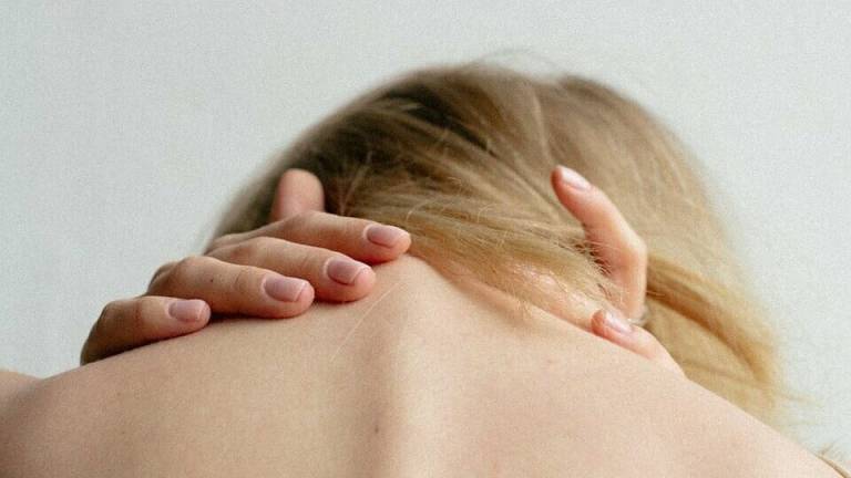 Massaggiatori per la cervicale: è boom di ricerche online, ecco dove trovare i migliori