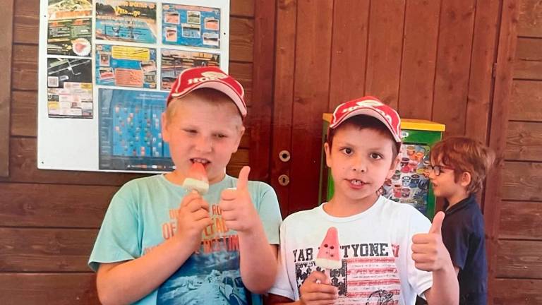 Da sinistra, Sergei e Giuseppe nell’estate passata da bambini in Romagna