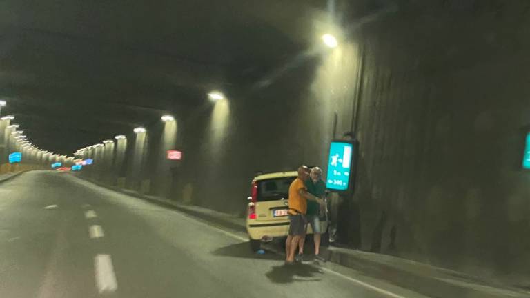 Cesena, olio alla rotonda Montefiore e auto bloccata nel tunnel della Secante