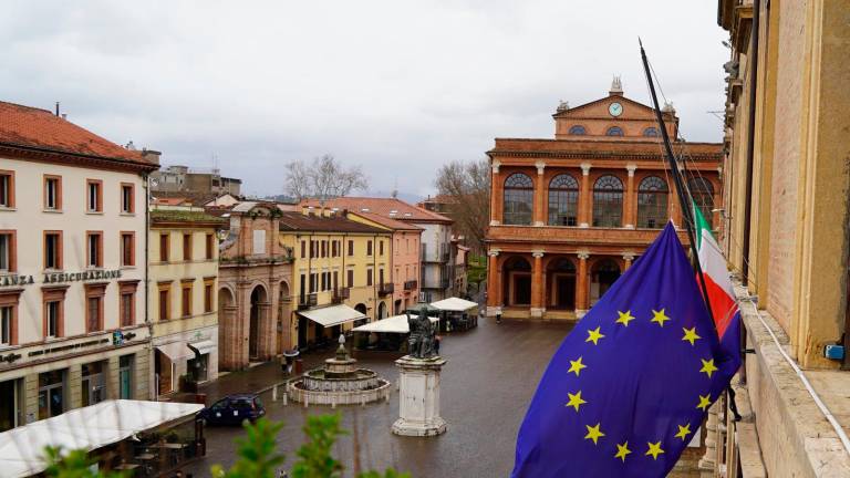 Rimini, bandiere a mezz’asta per ricordare le vittime del Covid