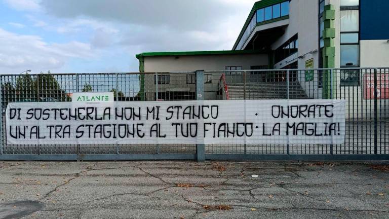 Lo striscione esposto dai tifosi della curva biancorossa fuori dal Pala Galassi domenica scorsa
