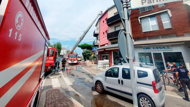 Riccione, incendio nel tetto del condominio: decisivo l’intervento di 4 agenti di Polizia locale VIDEO GALLERY