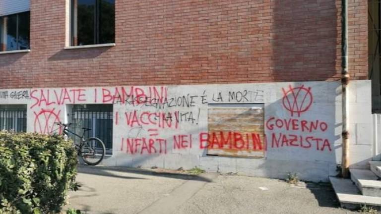 Faenza, scritte no vax sui muri