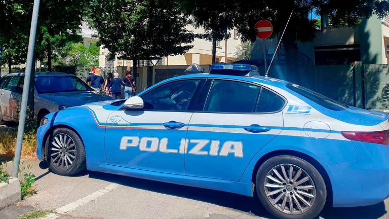 Rimini, si chiude in camera da letto e apre una bombola di gpl: allarme nel condominio, intervengono Polizia e Vigili del Fuoco - Gallery