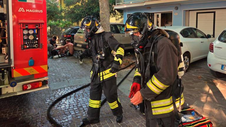 Igea Marina. Incendio in un appartamento: salvati i cani, muore il pappagallo FOTOGALLERY
