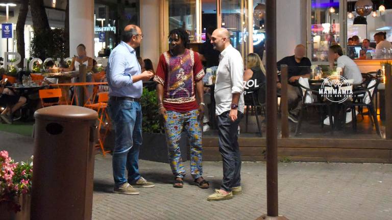 Riccione, Louis Dassilva si concede un drink in viale Ceccarini GALLERY