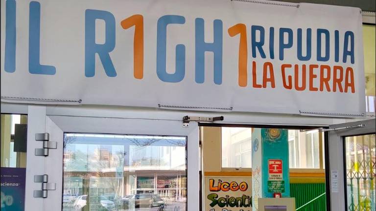 Il messaggio appeso dall’altro ieri all’ingresso del Liceo scientifico Righi