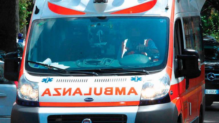 Rimini, si tuffa durante la gita scolastica dove l’acqua è bassa: 18enne ricoverato in terapia intensiva