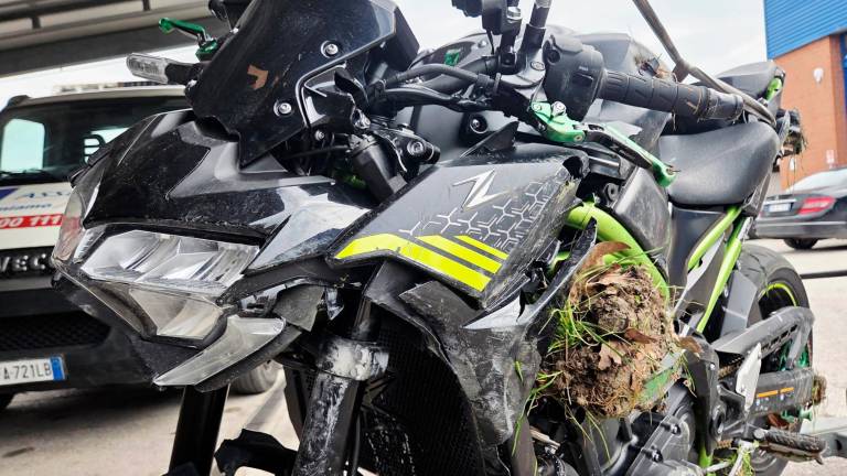 La moto che guidava la vittima (foto Manuel Migliorini)