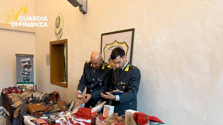 Imola, dai gadget contraffatti del Bologna e del Napoli alle finte borse Louis Vuitton: rischia fino a 25mila euro di multa VIDEO