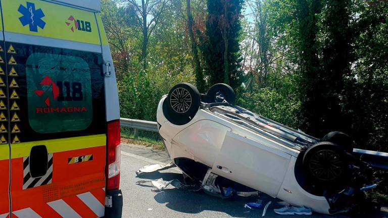 Bellaria, si ribalta l’auto e finisce nella carreggiata opposta, grave una donna