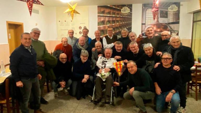 Al centro un emozionatissimo Billy circondato da ex calciatori e dirigenti giallorossi