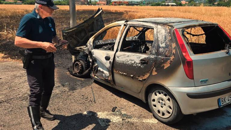 Rimini. Auto in fiamme in via Coriano VIDEO e FOTOGALLERY