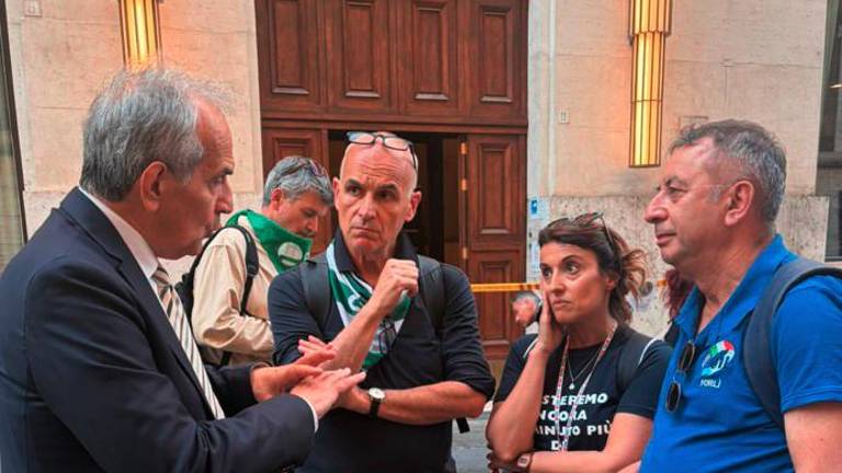 Il sindaco Gian Luca Zattini con i sindacalisti forlivesi a Roma