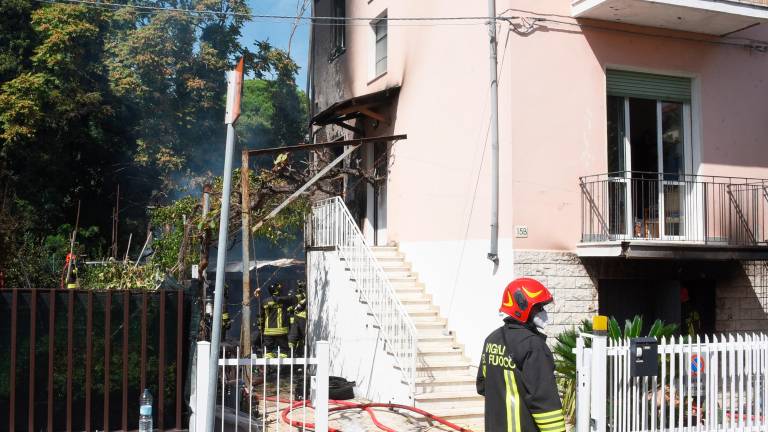 Rimini, incendio distrugge un capanno e danneggia un edificio vicino GALLERY