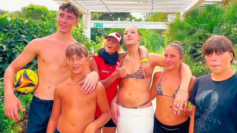 Federica Lisi con i 5 figli Alessandro, Andrea, Arianna, Angelica e Aurora tutti insieme al mare questa estate