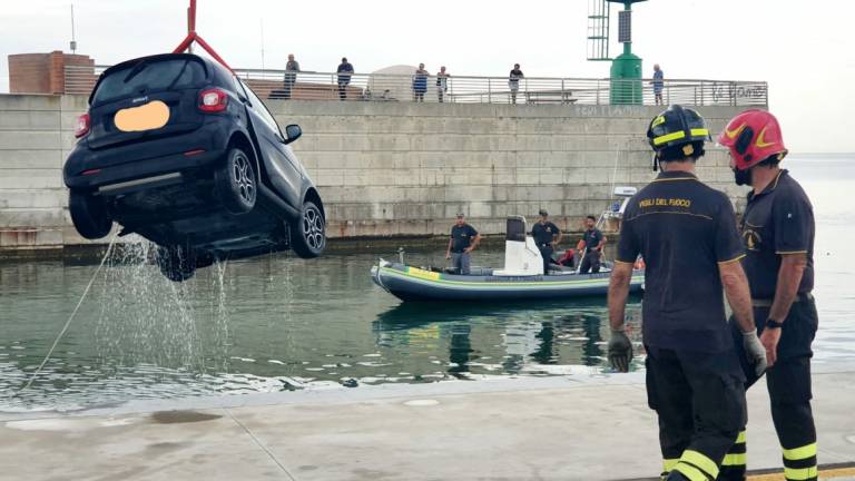 Rimini, auto nel porto canale: muore un uomo