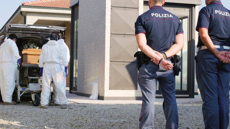 La riesumazione della salma disposta dopo la riapertura delle indagini (foto Massimo Fiorentini)