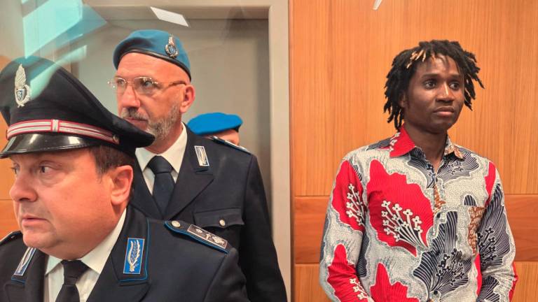 Louis Dassilva e i suoi legali durante l’ultima udienza del processo foto manuel migliorini