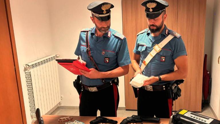 La droga, le armi e i soldi falsi sequestrati