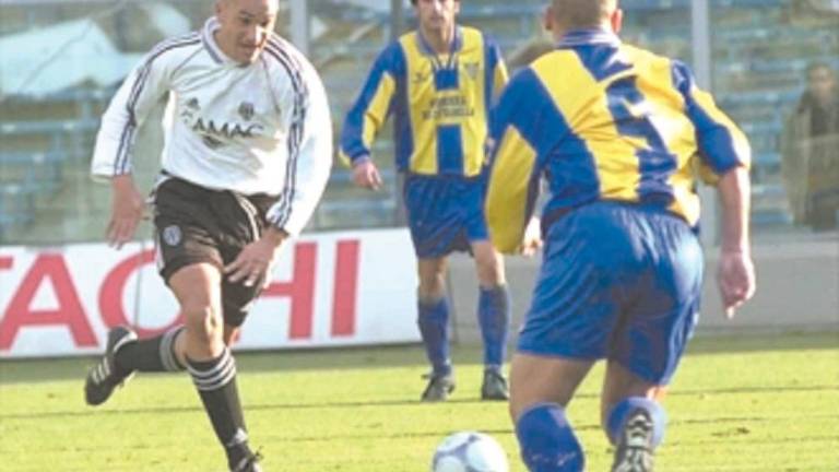 In alto Alessandro Lamonica con la maglia bianconera che ha vestito dal gennaio del 2001 a giugno del 2002